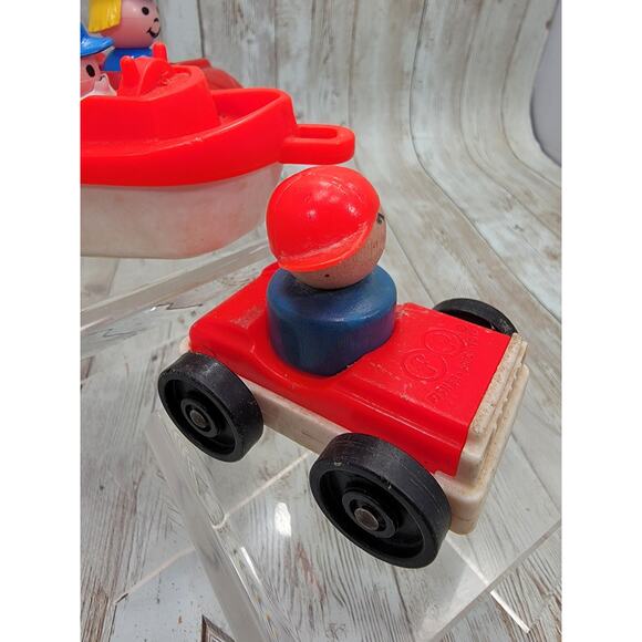 Vintage Fisher Price Little People Caes, Boat & 3 little people Lot - Picture 6 of 8